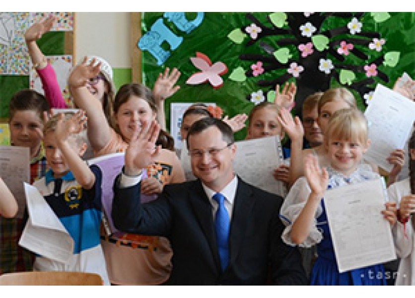 J. Draxler odovzdal tretiakom vysvedčenia, učiteľom poďakoval za prácu