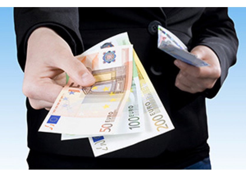 Štát ťahá mozgy späť. Peniazmi