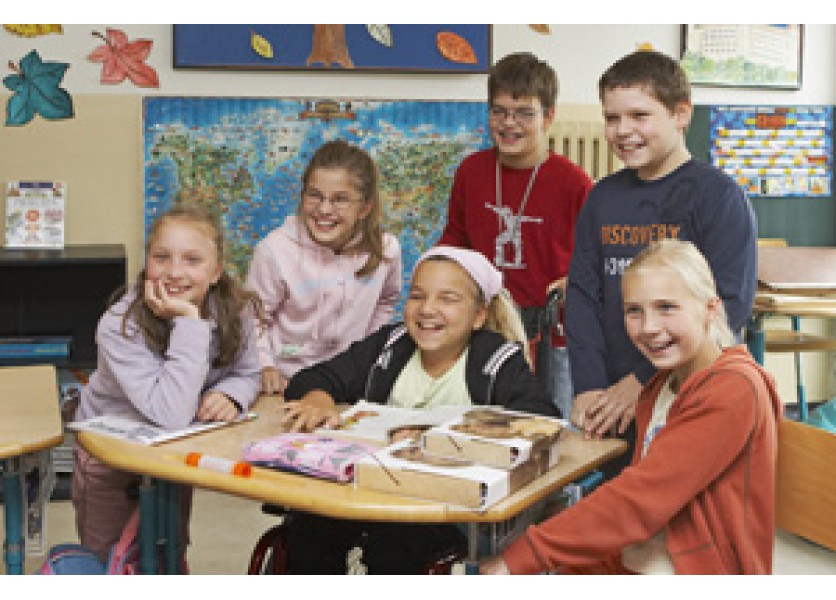 Pomoc asistentov pre postihnutých v školách