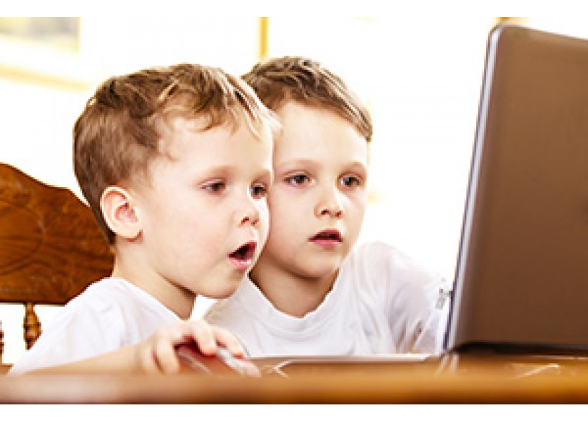 Rodičia by mali zverejnenie fotografií detí na webe zvážiť