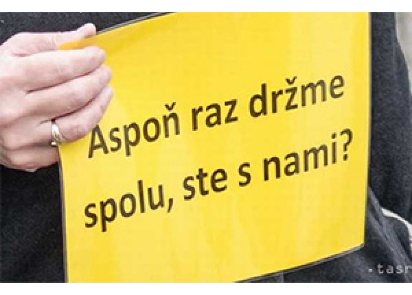 Učitelia pozývajú rodičov, aby sa pridali k protestu pred úradom vlády