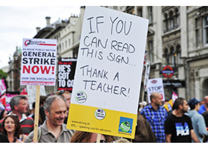 Učitelia odovzdali vláde vrece s papierovými nosmi