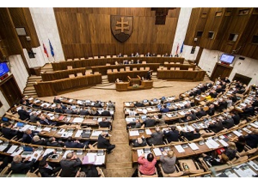 Mimoriadne plénum o školstve a zdravotníctve skončilo, trvalo 16 hodín