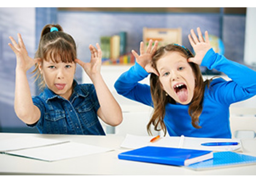 Na učiteľku môžu žiaci VYPLAZOVAŤ JAZYK