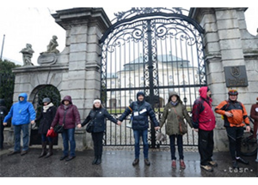 Ľudia vytvorili v Bratislave a Košiciach živú reťaz