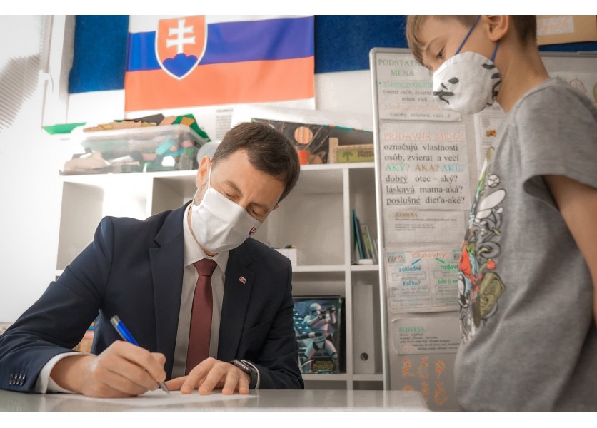 Bude sa plat učiteľa líšiť podľa regiónov? Heger to naznačil