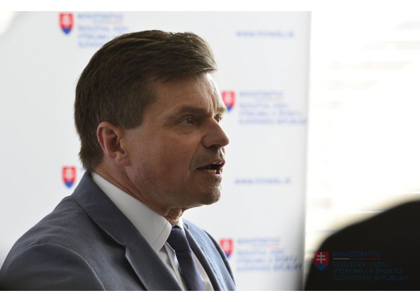 SNS: Minister P. Plavčan podá abdikáciu k 31. augustu
