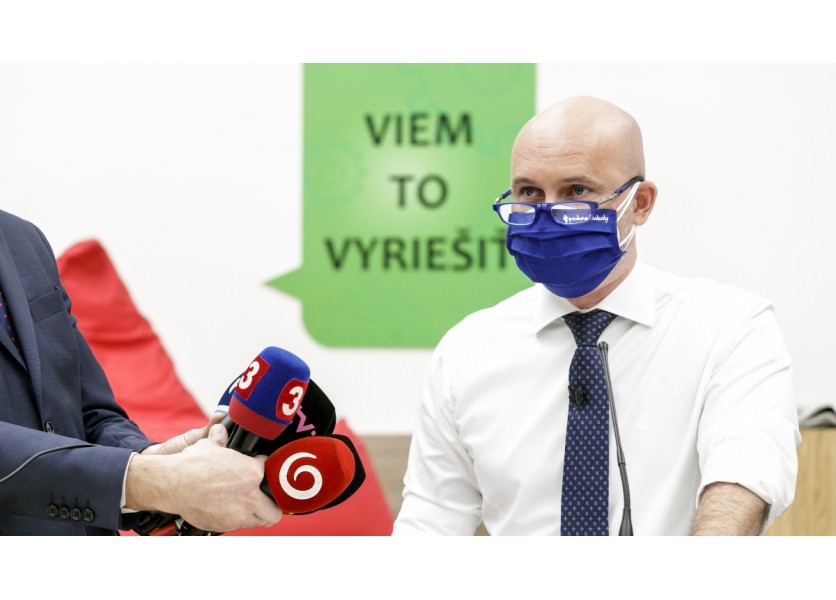 Minister školstva Branislav Gröhling podáva demisiu Minister školstva Branislav Gröhling podáva demisiu