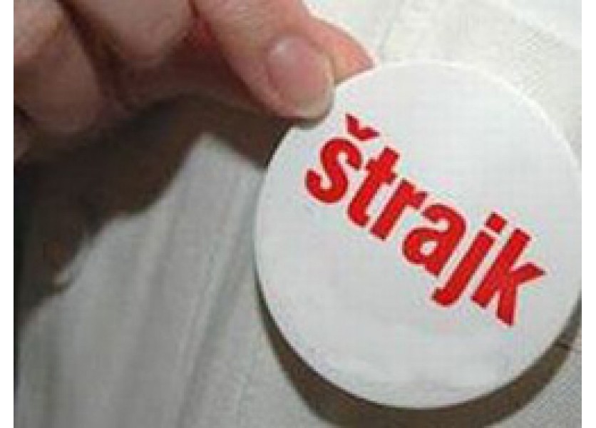 Učitelia bojujú za platy, spisujú petíciu