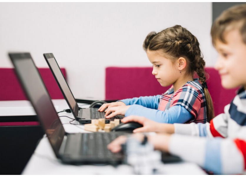 NKÚ: Viac ako 50 percent hodín informatiky je vyučovaných nekvalifikovane