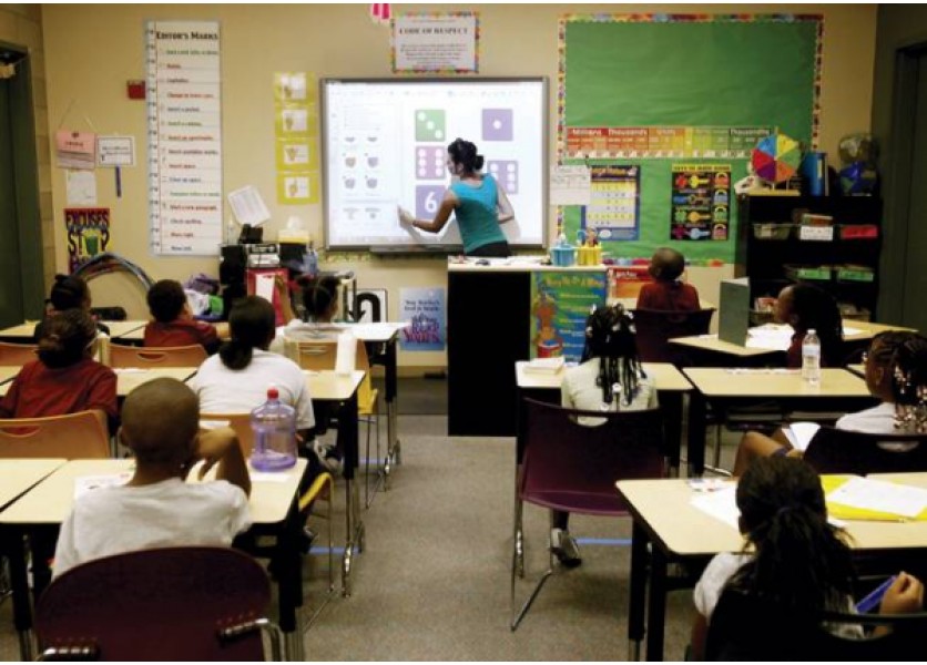 V Sklenom žiaci píšu na digitálnej školskej tabuli