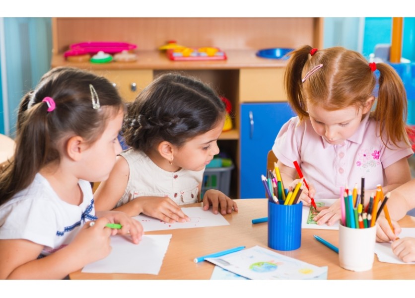 Vláda odobrila návrh príspevku na nákup školských potrieb