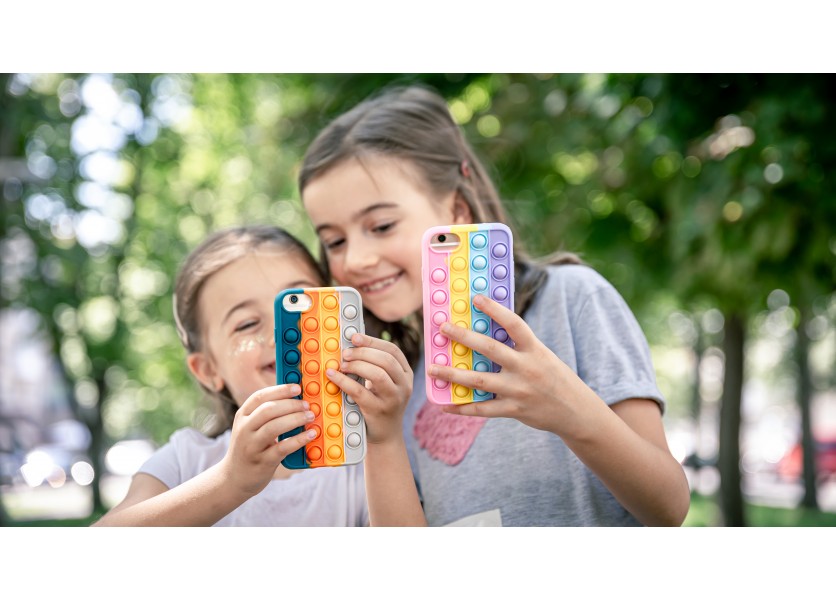 Štát už nebude žiakom na Slovensku zakazovať mobil počas vyučovania. Čo na to odborníci?