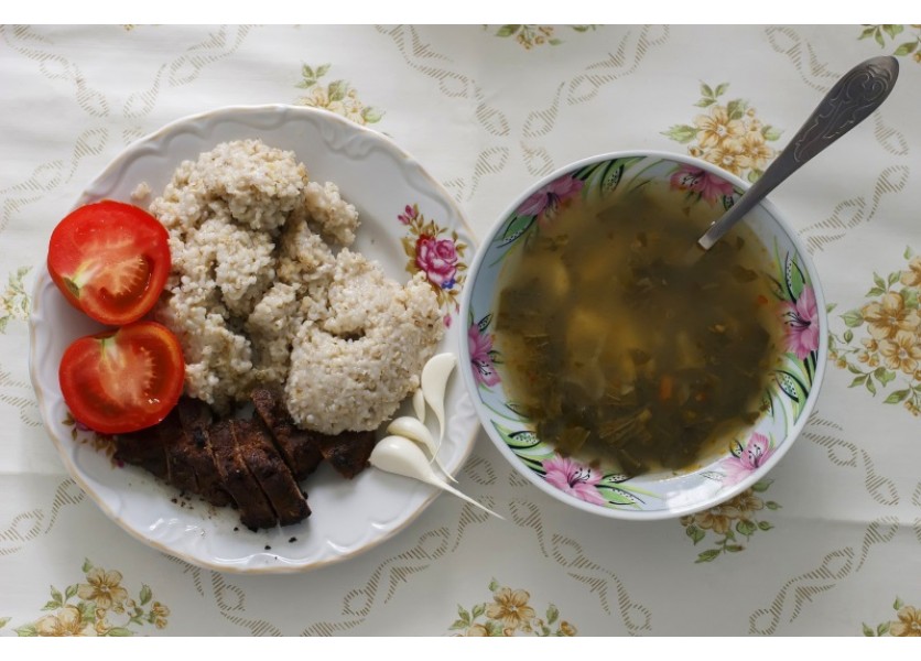 Vláda: Súhlasí s poslaneckým návrhom obedov zadarmo pre školákov