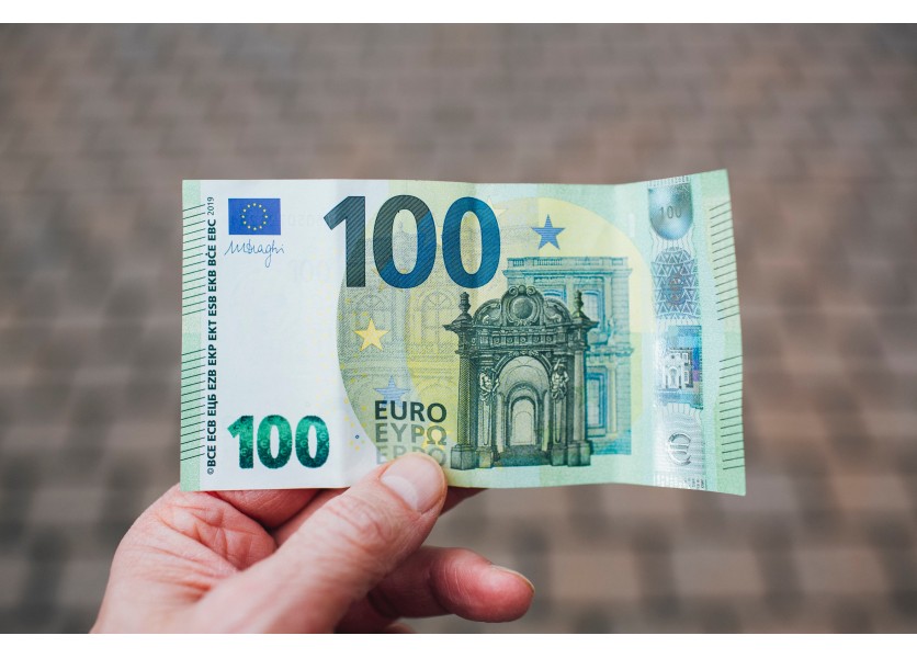 100-eurové odmeny nedostanú iba učitelia: Ktorí zamestnanci si prilepšia?