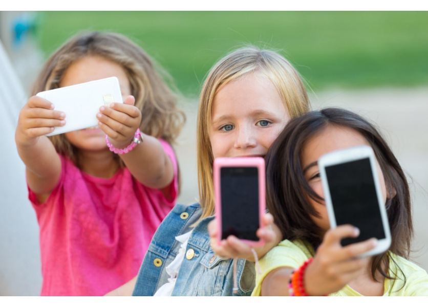 Drucker: Na prvom stupni základných škôl by sa mohli zakázať mobily