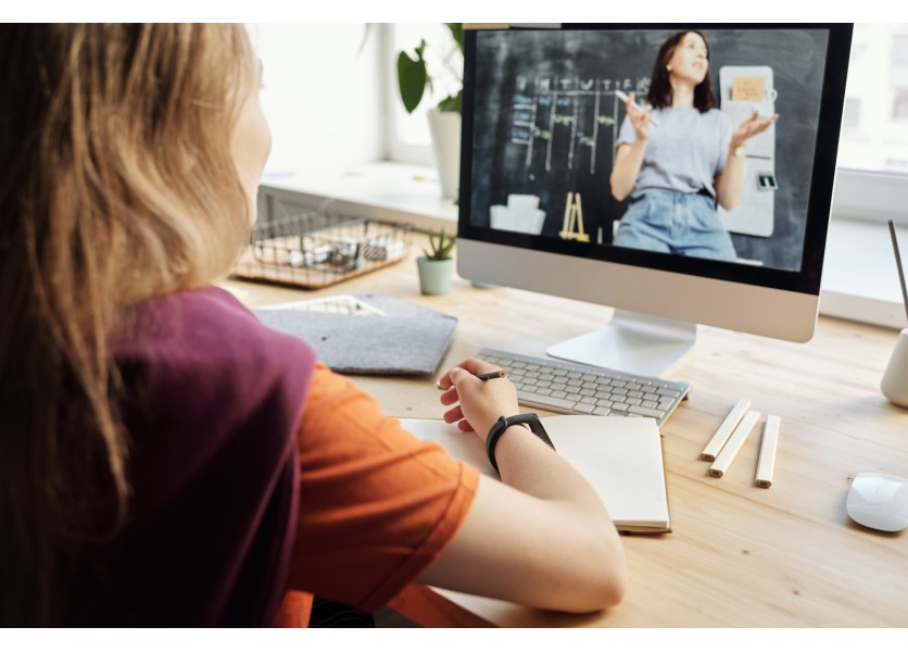 Invázia im zničila stovky škôl. Tri milióny žiakov sú opäť odkázané na obrazovky