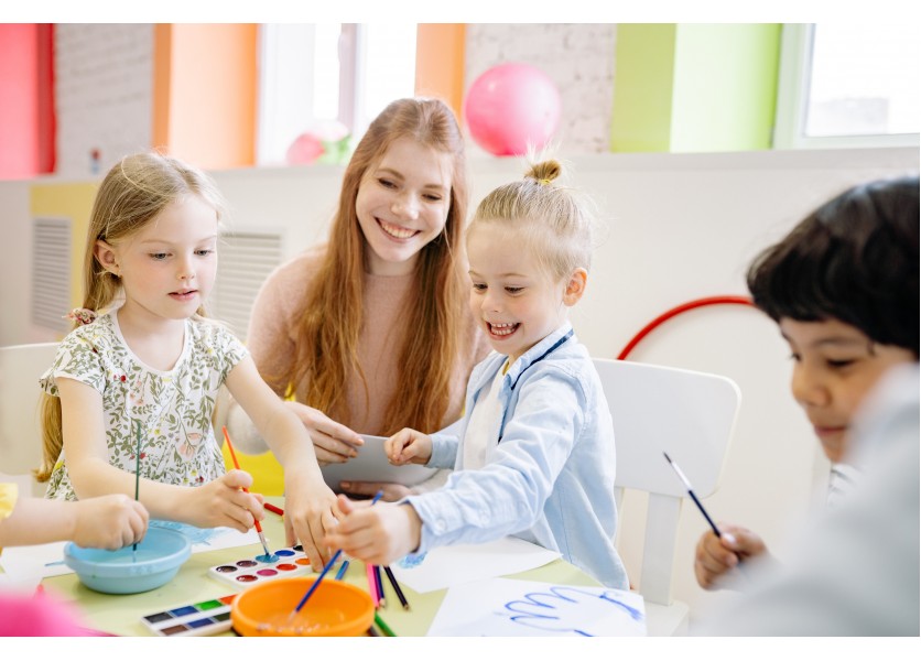 Učiteľom v škôlkach pomôžu laici