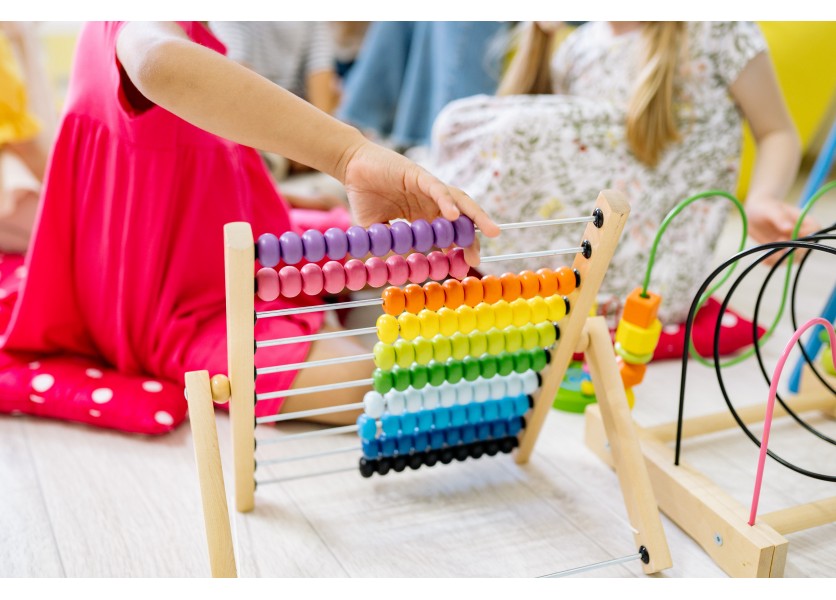 MŠVVaŠ: V rámci výzvy Pomocný vychovávateľ pre MŠ bude podporených 283 škôlok