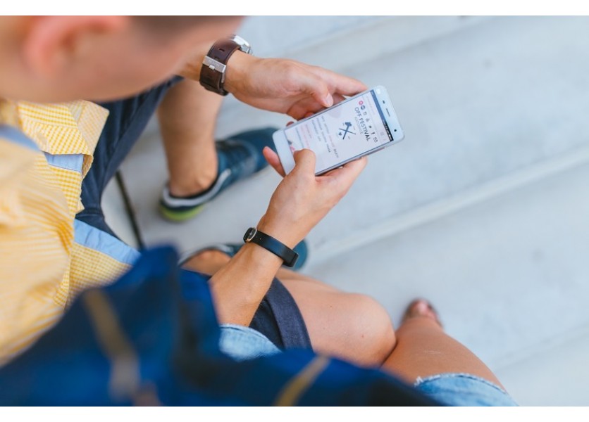 Mobilné telefóny a tablety budú možno v školách zakázané, majú však platiť aj výnimky