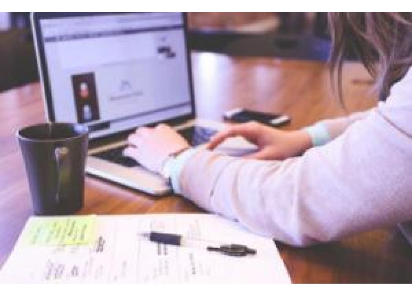 PRIESKUM: Učitelia pracujú po nociach a cez víkendy