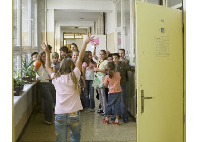 Deti cvičia v kotolni prerobenej na telocvičňu