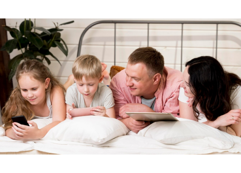 Na zvládanie dezinformácií by mali rodičia s deťmi čítať rôzne články, odporúča ministerstvo školstva