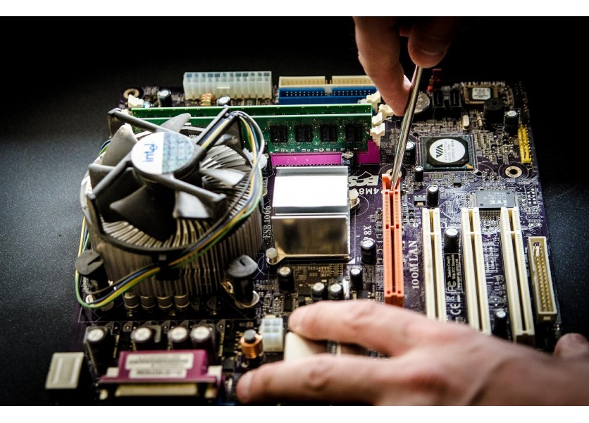 Nová pozícia láka informatikov. Školám však chýbajú už dnes