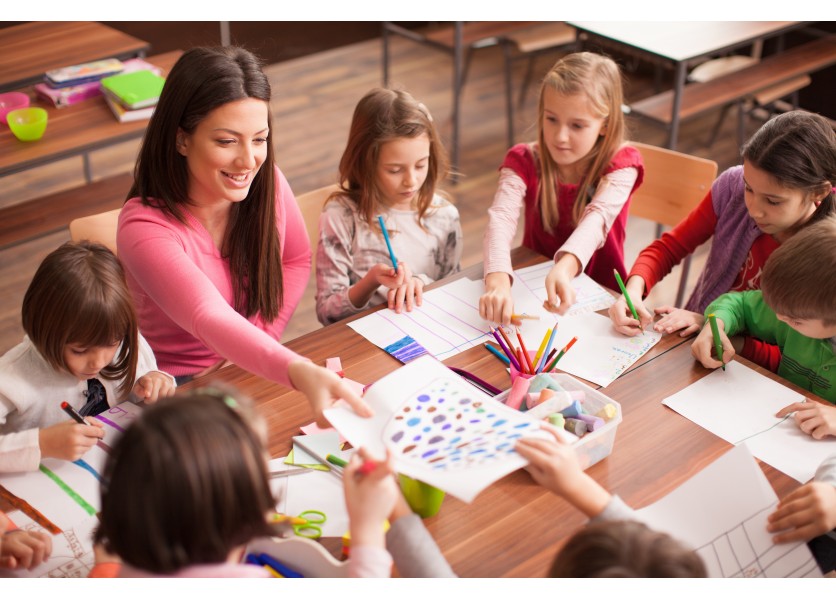 Prevzatím koncoročných vysvedčení sa začínajú žiakom letné prázdniny