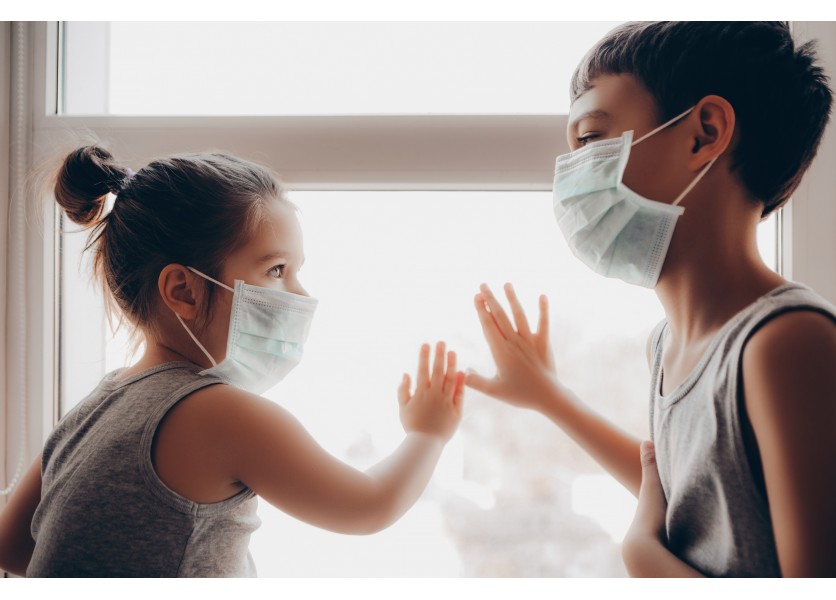 Ministerstvo školstva dôrazne odporúča žiakom po izolácii nosiť respirátor