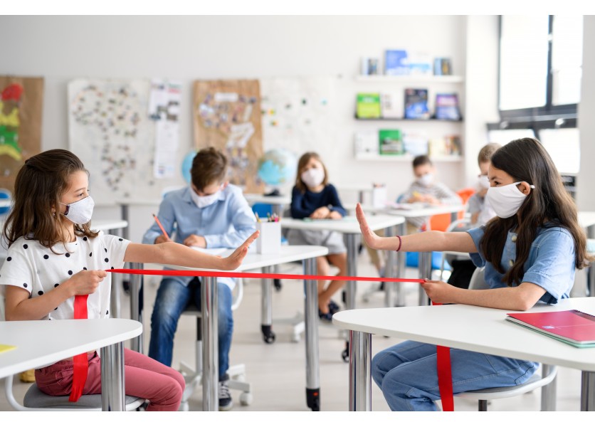 Rúška na školách: Učitelia museli presviedčať rodičov namiesto detí, frflú skôr starší žiaci