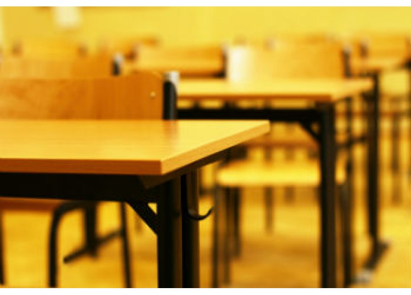 V niektorých obciach školy rušia, inde praskajú vo švíkoch