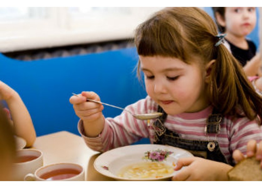 Školské stravovanie môžu ohroziť drahšie obedy