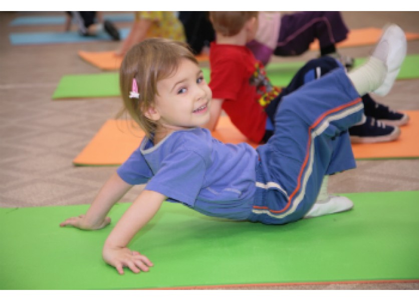 Škôlkari cvičia s novými pomôckami