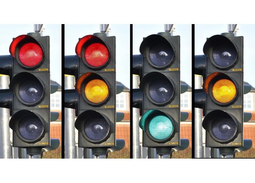 Chaos okolo školského semafora. Nepomáhajú ani manuály od Gröhlinga