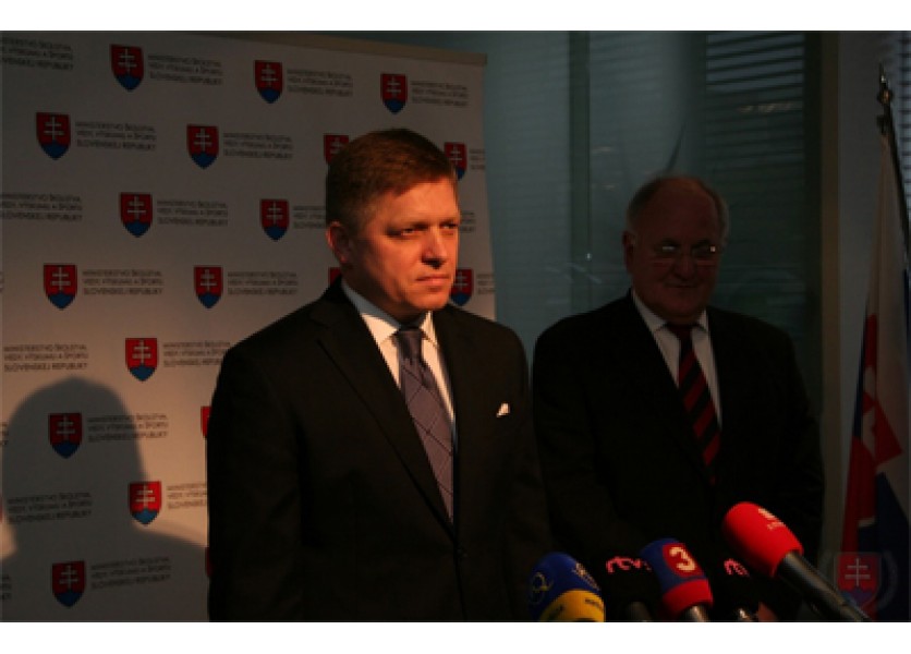 Vláda zvýšila učiteľom platy o 5 %, na viac podľa Fica nemá