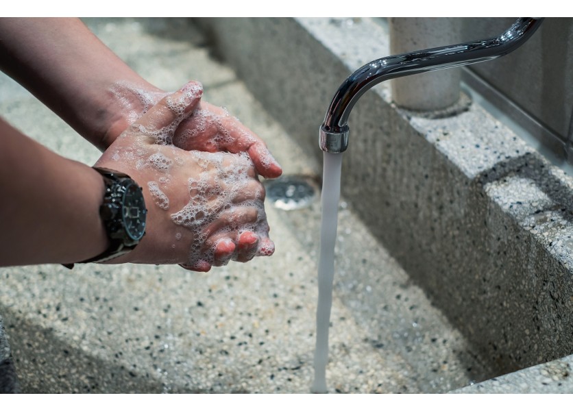 Vírus pribuchol brány škôl, doma je už 30-tisíc žiakov