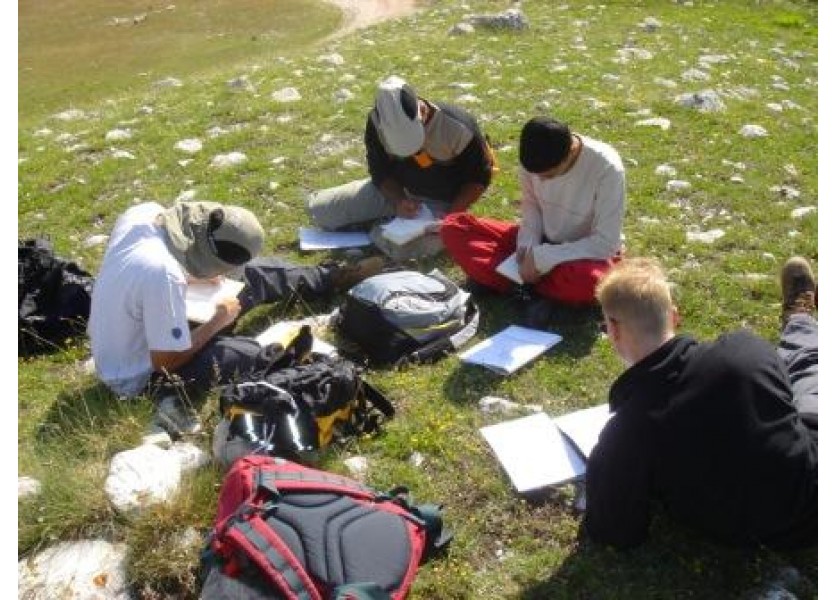 Desaťčlenná skupina dobrovoľníkov z Európy zveľaďuje ZŠ na Školskej ul.